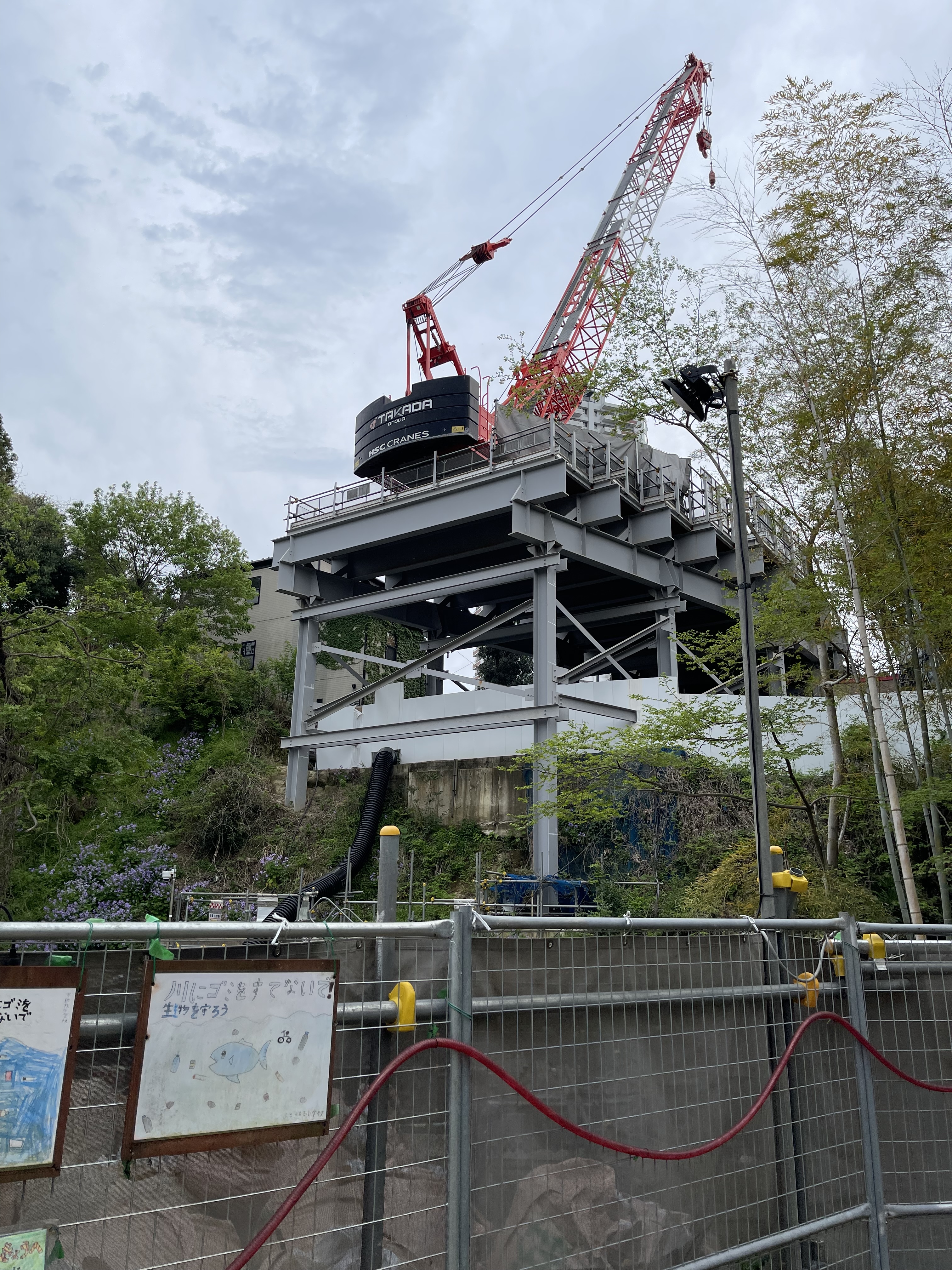 親水公園に設置された大型クレーンと工事設備